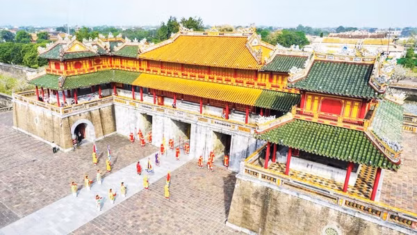 Cố đô Huế còn bảo lưu khá nguyên vẹn tổng thể kiến trúc nghệ thuật cung đình.