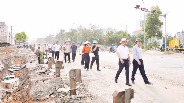 Thường trực Đảng ủy xã Phú Nghĩa thường xuyên đi kiểm tra, đánh giá tiến độ giải phóng mặt bằng Quốc lộ 6 qua địa bàn xã.