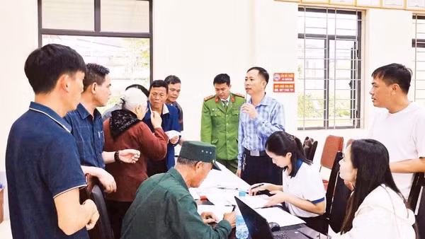 Lãnh đạo xã Nam Đàn thực hiện việc kiểm đếm cây lâm nghiệp phục vụ công tác giải phóng mặt bằng Dự án đường bộ cao tốc Vinh-Thanh Thủy.