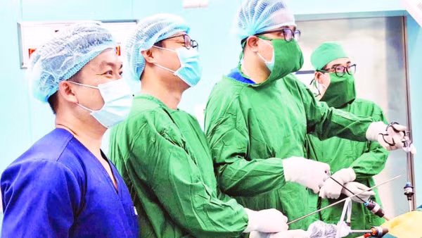 Ca phẫu thuật nội soi ruột thừa đầu tiên tại Côn Đảo, sau khi các bác sĩ chuyên khoa luân phiên ra đảo công tác