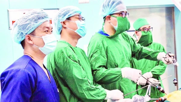 Ca phẫu thuật nội soi ruột thừa đầu tiên tại Côn Đảo, sau khi các bác sĩ chuyên khoa luân phiên ra đảo công tác