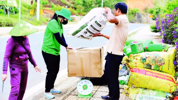 Người dân tham gia chương trình đổi bao bì, chai lọ thuốc bảo vệ thực vật đã qua sử dụng lấy quà tặng tại phường Lâm Viên-Đà Lạt.
