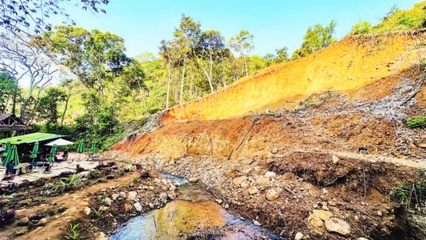 Sau những đợt mưa lũ, nguy cơ tái sạt lở tại thác Pa Sỹ vẫn còn hiện hữu.