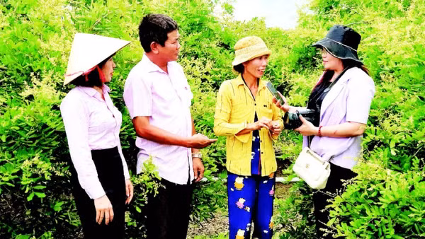 Phóng viên báo chí tìm hiểu mô hình sử dụng hiệu quả nguồn vốn tín dụng chính sách tại xã biên giới Ia Lốp, tỉnh Đắk Lắk.