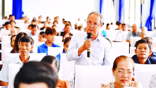 Cử tri xã Tân An Hội phát biểu trong lần tiếp xúc với người ứng cử đại biểu Quốc hội khóa XVI. (Ảnh THẾ ANH)