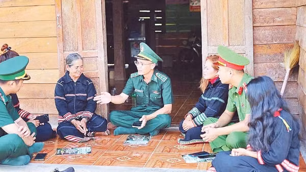 Cán bộ, chiến sĩ Bộ đội Biên phòng Gia Lai phổ biến kiến thức pháp luật tới đồng bào dân tộc thiểu số.