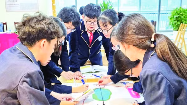 Học sinh Trường trung học cơ sở chất lượng cao Chu Văn An (phường Việt Hưng) trong một tiết học.