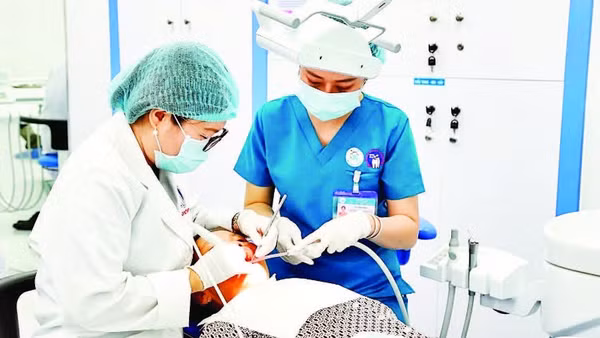 Khám nha khoa tại Trung tâm Răng Hàm Mặt kỹ thuật cao tại Bệnh viện Thống Nhất.