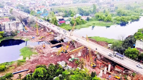 Cầu Mai Lĩnh thuộc dự án nâng cấp, mở rộng Quốc lộ 6 đang được khẩn trương thi công. (Ảnh PHẠM CÔNG)