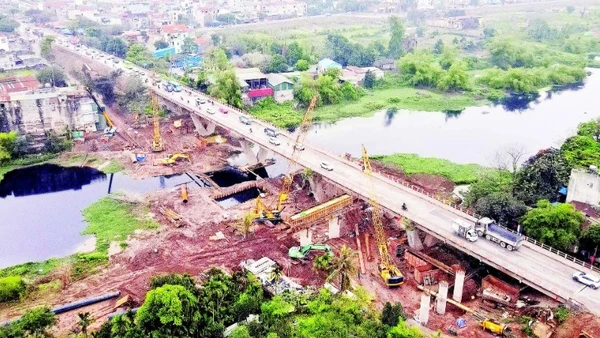 Cầu Mai Lĩnh thuộc dự án nâng cấp, mở rộng Quốc lộ 6 đang được khẩn trương thi công. (Ảnh PHẠM CÔNG)