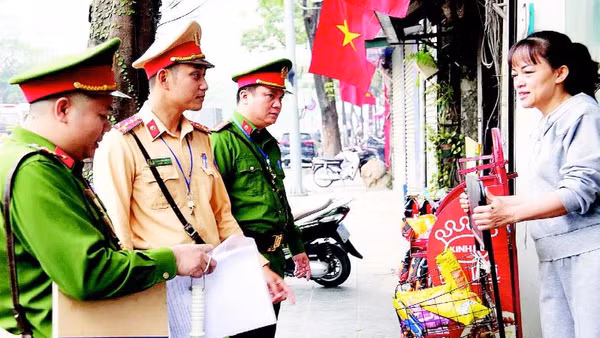 Đội Cảnh sát giao thông đường bộ số 6 phối hợp Công an phường Yên Hòa tăng cường tuyên truyền đến người dân chấp hành trật tự đô thị.