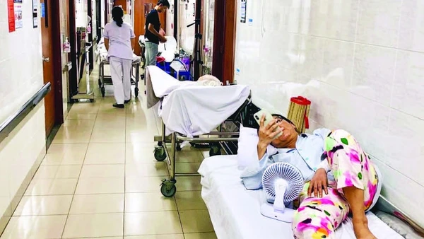 Bệnh nhân đang điều trị chạy thận tại Bệnh viện Thống Nhất.