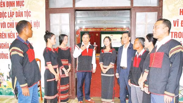 Lãnh đạo tỉnh Đắk Lắk lắng nghe tâm tư nguyện vọng của đồng bào dân tộc thiểu số xã Cư Pui.