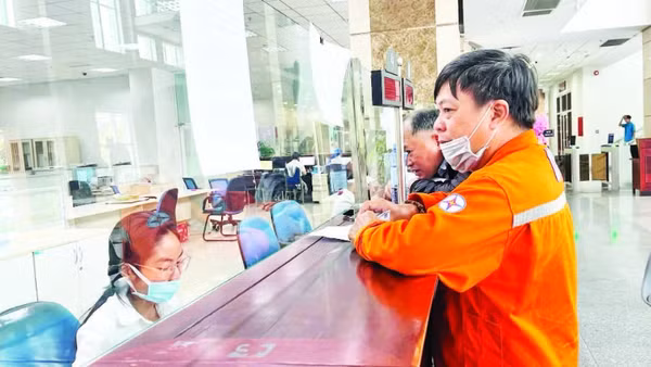 Người nộp thuế làm thủ tục kê khai thuế tại Thuế Thành phố Hồ Chí Minh.