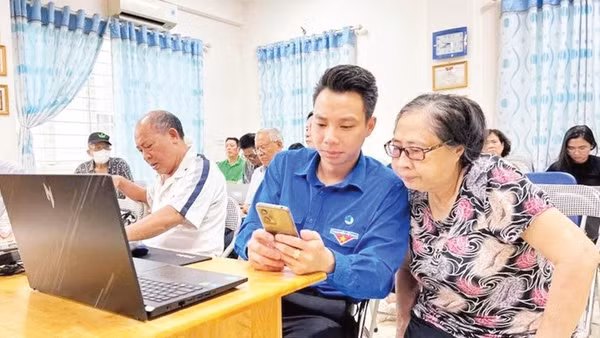 Đoàn viên phường Tây Hồ hướng dẫn người dân các thao tác thực hiện thủ tục hành chính trên điện thoại di động.