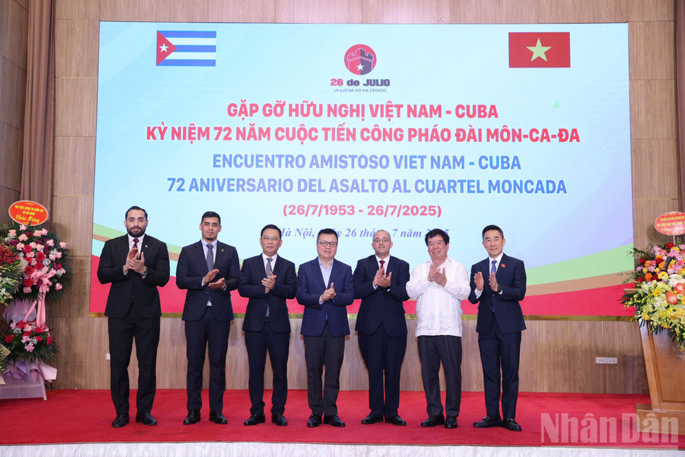 Các đại biểu chụp ảnh lưu niệm. ndo_br_z6842580976376-e8a1c131c04dcb936662400522c0a952.jpg