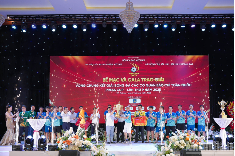 Đồng chí Lê Quốc Minh và ông Nakorn Veerapravati - Chủ tịch Liên đoàn Nhà báo Thái Lan (CTJ) trao cúp vô địch cho FC Trung tâm Phát thanh - Truyền hình Quân đội. ndo_br_picture1b.jpg
