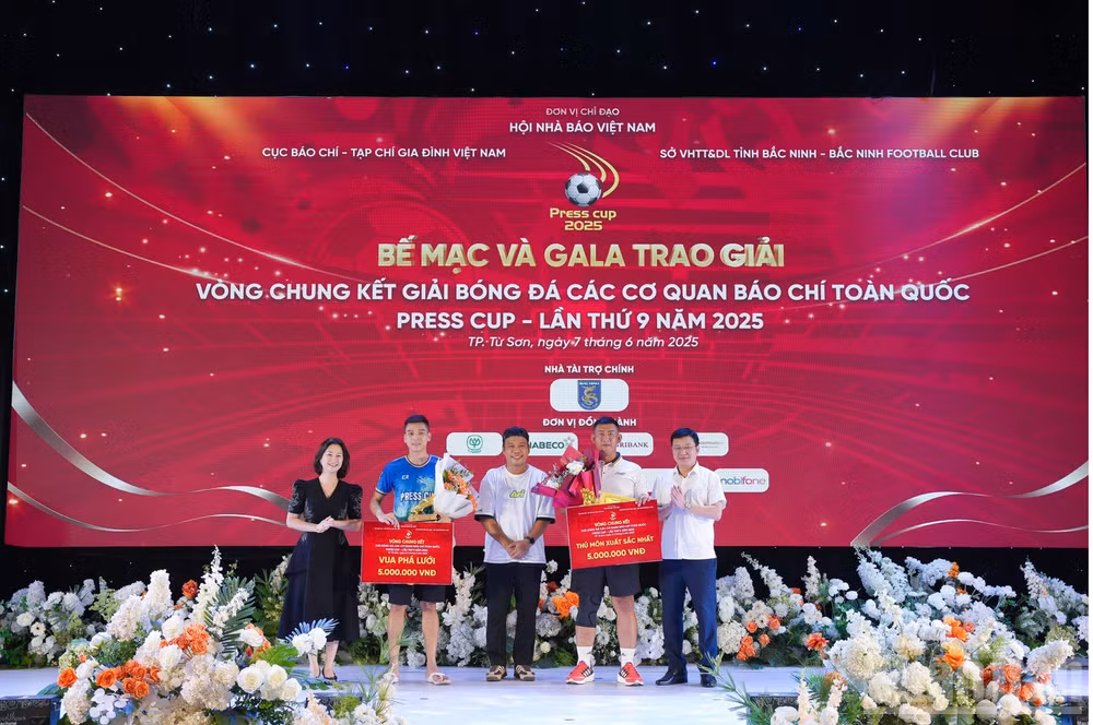 Cựu tuyển thủ đội tuyển Thái Lan Thonglao trao giải Vua phá lưới và giải Thủ môn xuất sắc nhất cho các cầu thủ.