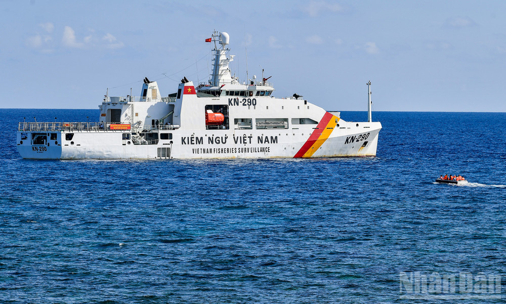 Trong chuyến hành trình dài 7 ngày, con tàu Kiểm ngư Việt Nam mang số hiệu KN-290 đã đưa đoàn công tác số 25 đến thăm 6 đảo và 1 Nhà giàn. ndo_br_35a.jpg