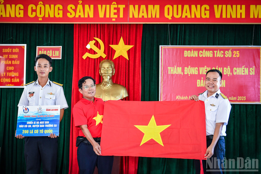 Nhà báo Tô Đình Tuân, Tổng Biên tập Báo Người Lao Động trao cờ Tổ quốc từ chương trình "Tự hào cờ Tổ quốc" đến các chiến sĩ và ngư dân. ndo_br_53a.jpg