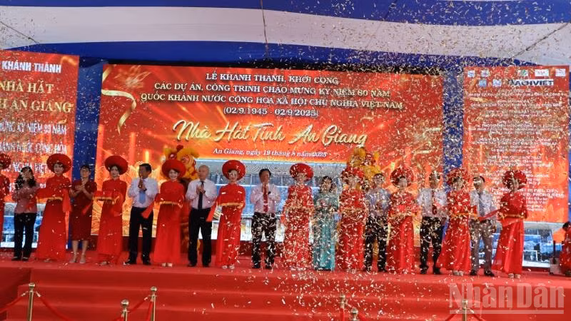 Quang cảnh khánh thành Nhà hát tỉnh An Giang.