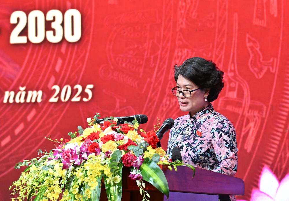 Nhà báo Thu Hà phát biểu ý kiến tại đại hội. dsc-9972.jpg