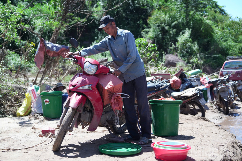 Một số người dân sau vài ngày tránh lũ đã trở lại xã Mỹ Lý (huyện Kỳ Sơn cũ) , tỉnh Nghệ An. ndo_br_gen-h-z6852527738896-aca54add76d236530bf7dc79eae01210.jpg