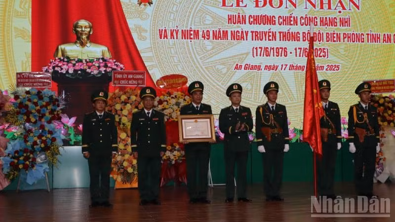 Thừa ủy quyền Chủ tịch nước, Trung tướng Nguyễn Anh Tuấn, Bí thư Đảng ủy, Chính ủy Bộ đội Biên phòng trao Huân chương Chiến công hạng Nhì tặng Bộ chỉ huy Bộ đội Biên phòng An Giang.