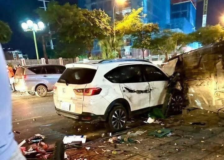 Lái xe ô-tô có biểu hiện say xỉn đâm hàng loạt xe tại Hà Đông (Hà Nội), ít nhất 1 người tử vong