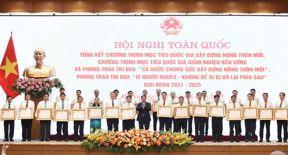 Thủ tướng Phạm Minh Chính trao Huân chương Lao động hạng Ba tặng Đảng bộ, chính quyền và nhân dân huyện có thành tích xuất sắc trong phong trào thi đua "Cả nước chung tay xây dựng nông thôn mới". dsc-4608.jpg