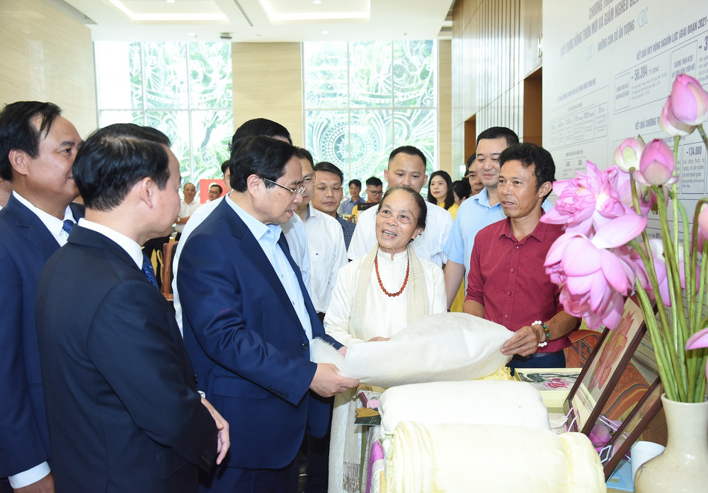 Thủ tướng Phạm Minh Chính cùng các đại biểu tham quan gian trưng bày các sản phẩm nông nghiệp tiêu biểu. dsc-4261.jpg