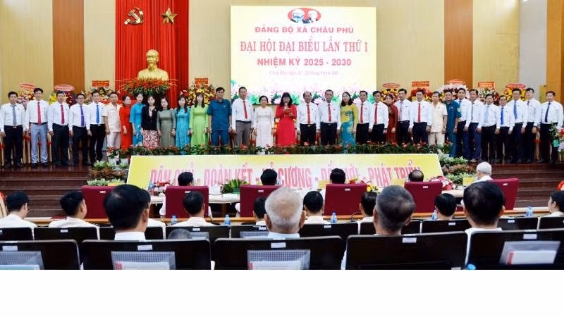Ra mắt Ban Chấp hành Đảng bộ xã Châu Phú nhiệm kỳ 2025-2030.