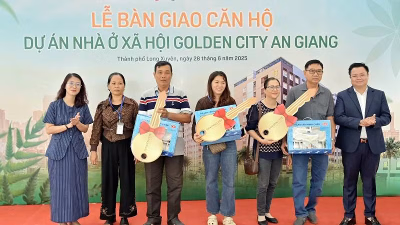 Đại diện chủ đầu tư bàn giao căn hộ cho các khách hàng.
