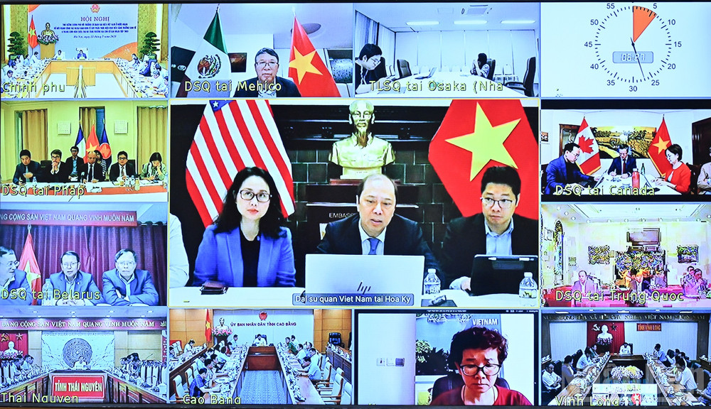 Hội nghị được truyền trực tuyến tới điểm cầu các Đại sứ quán, các Cơ quan đại diện Việt Nam ở nước ngoài. ndo_br_dsc-7095.jpg