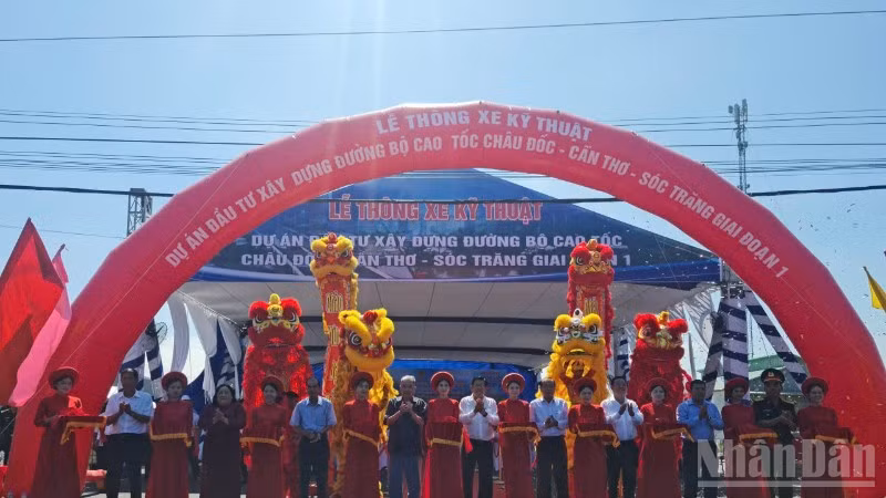 Quang cảnh cắt băng thông xe kỹ thuật.