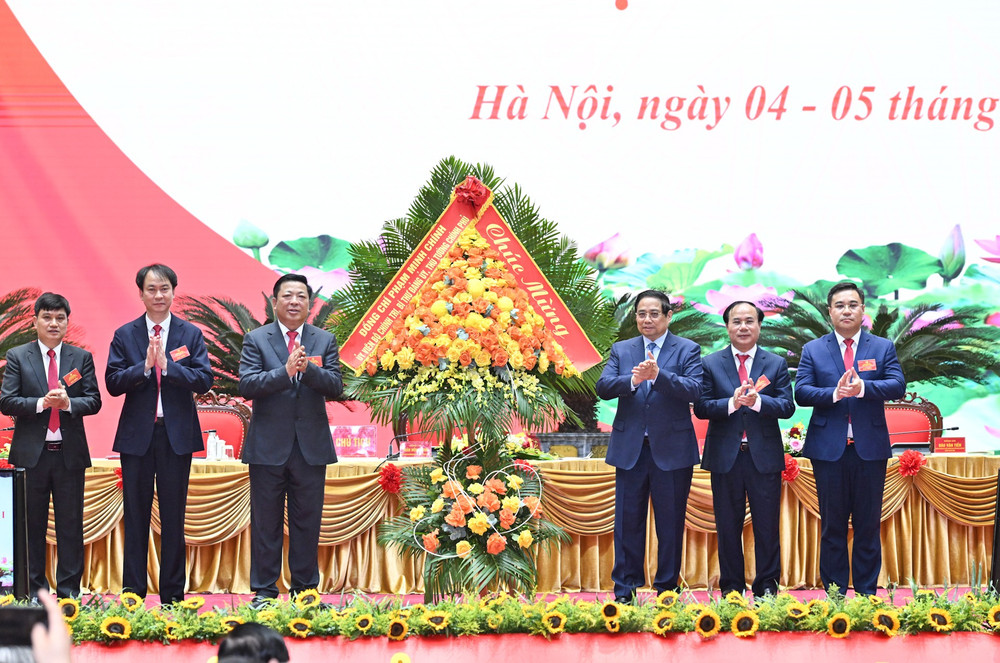 Bí thư Đảng ủy Chính phủ, Thủ tướng Chính phủ Phạm Minh Chính tặng hoa chúc mừng Đại hội đại biểu Đảng bộ Bộ Xây dựng lần thứ I, nhiệm kỳ 2025-2030. dsc-2956.jpg