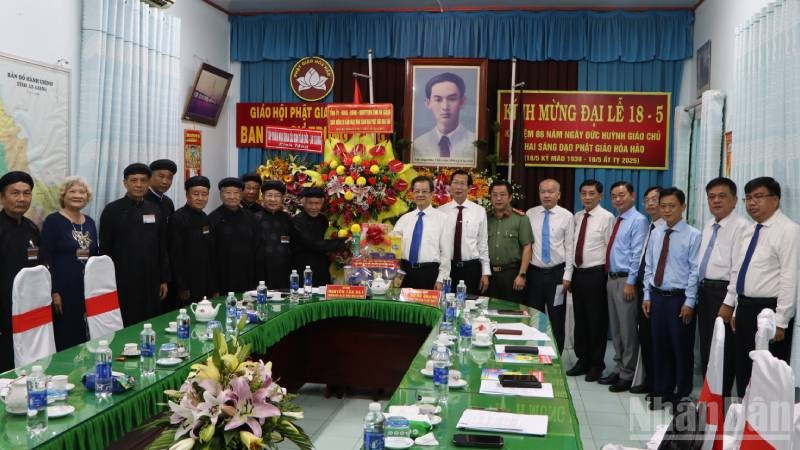 Bí thư Tỉnh ủy An Giang Lê Hồng Quang cùng đoàn công tác tặng hoa, quà chúc mừng Ban Trị sự Trung ương Giáo hội Phật giáo Hòa Hảo.