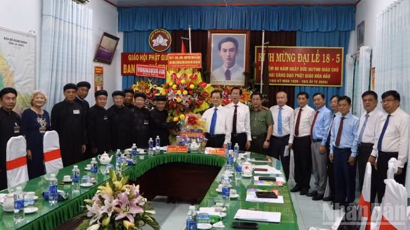 Bí thư Tỉnh ủy An Giang Lê Hồng Quang cùng đoàn công tác tặng hoa, quà chúc mừng Ban Trị sự Trung ương Giáo hội Phật giáo Hòa Hảo.