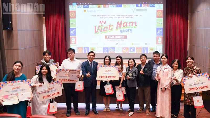 Các thí sinh xuất sắc đoạt giải tại cuộc thi. (Ảnh: MINH THẮNG)