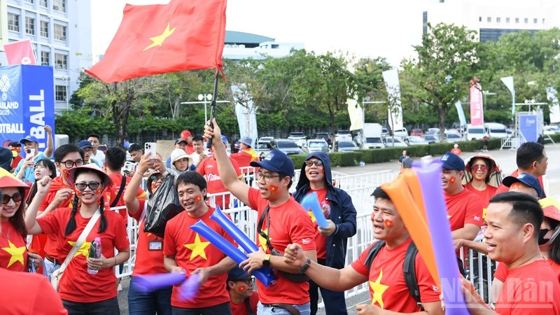 Cổ động viên hào hứng trước trận đấu của đội tuyển Việt Nam tại sân vận động Rajamangala. (Ảnh: XUÂN SƠN)