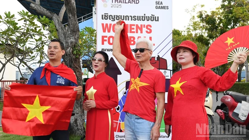 Cổ động viên Việt Nam tại sân vận động Chonburi Daikin. (Ảnh: XUÂN SƠN)