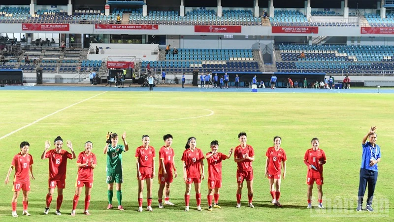 Đội tuyển bóng đá nữ chào cổ động viên Việt Nam sau chiến thắng đầu tiên tại SEA Games 33. (Ảnh: MINH THẮNG)