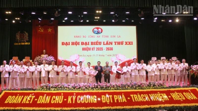 Lãnh đạo Bộ Công an và tỉnh Sơn La tặng hoa chúc mừng Ban Chấp hành Đảng bộ Công an tỉnh Sơn La khóa XXI, nhiệm kỳ 2025-2030.