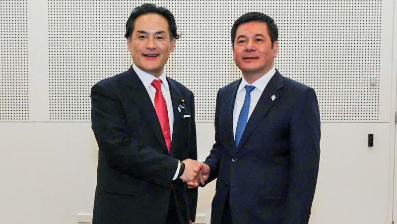 Bộ trưởng Công thương Việt Nam Nguyễn Hồng Diên và ông Kazuchita Iwata, Quốc vụ khanh Văn phòng Nội các Nhật Bản.