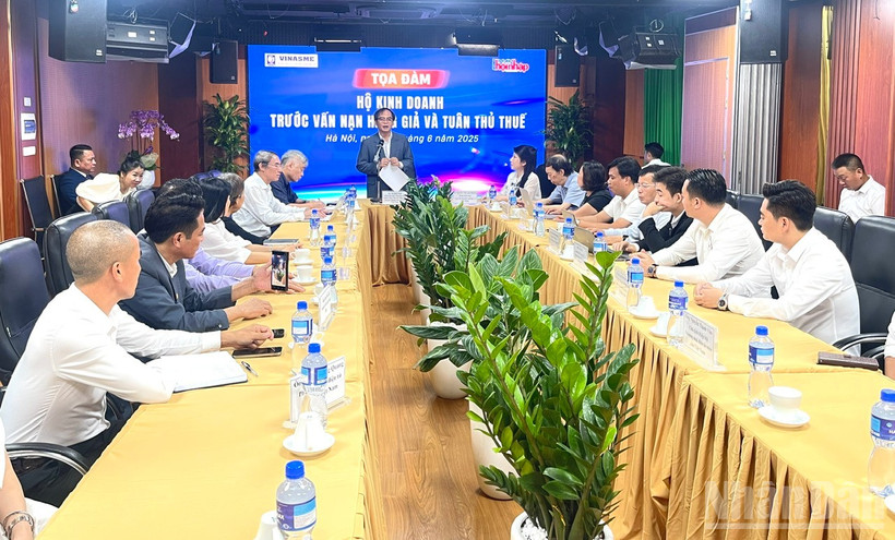Tọa đàm: “Hộ kinh doanh trước vấn nạn hàng giả và tuân thủ thuế”. (Ảnh: Kim Dung)