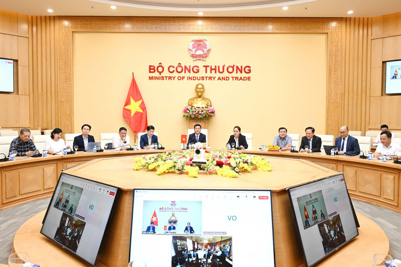 Bộ trưởng Công thương Nguyễn Hồng Diên đàm phán cùng lúc với Bộ trưởng Bộ Thương mại Hoa Kỳ Howard Lutnick và Trưởng Đại diện thương mại Hoa Kỳ Jamieson Greer theo hình thức trực tuyến.