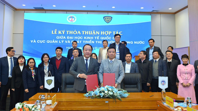 Cục Quản lý và Phát triển thị trường trong nước (Bộ Công thương) và Đại học Kinh tế Quốc dân tổ chức Lễ ký kết Thỏa thuận hợp tác.