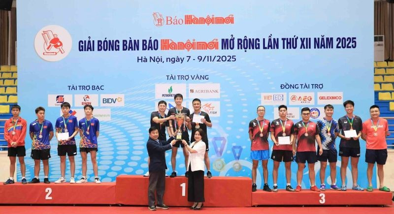 Ban tổ chức trao thưởng nội dung đồng đội nam nâng cao.