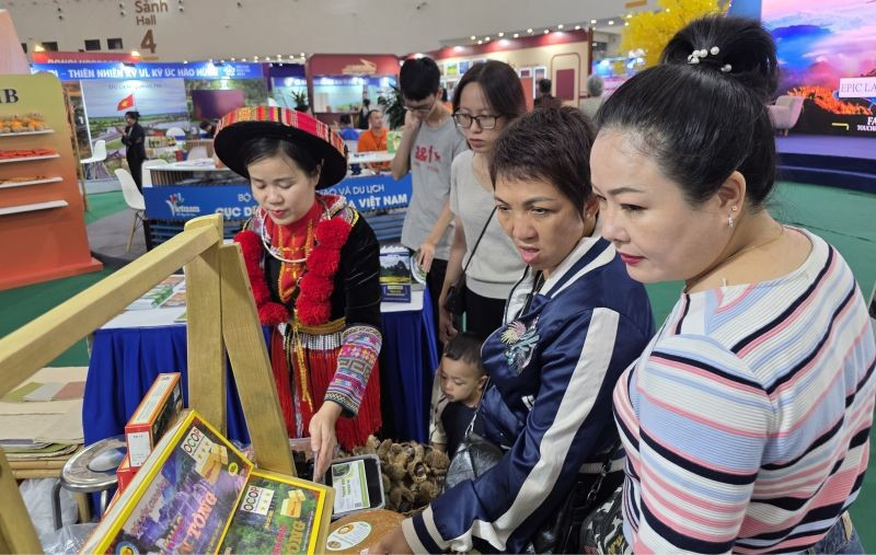 Hội chợ Mùa Thu lần thứ I - 2025 thu hút sự quan tâm mua sắm của khách tham quan. (Ảnh: KIM DUNG)