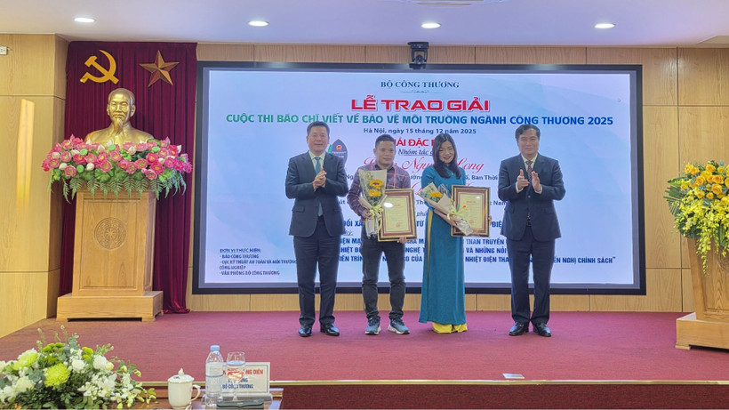 Đồng chí Nguyễn Hồng Diên, Ủy viên Trung ương Đảng, Bí thư Đảng ủy, Bộ trưởng Công thương, Trưởng Ban chỉ đạo cuộc thi báo chí viết về bảo vệ môi trường ngành công thương năm 2025; đồng chí Phan Xuân Thủy - Phó Trưởng Ban Tuyên giáo và Dân vận Trung ương trao Giải Đặc biệt cho các tác giả đoạt giải. (Ảnh: KIM DUNG)